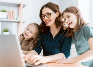 maman heureuse enfants