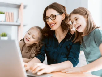 maman heureuse enfants